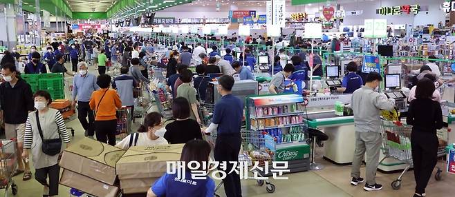 서울의 한 대형마트에서 시민들이 장을 보고있다. [사진 = 매경 DB]