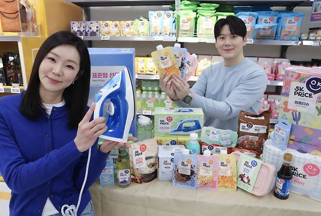 이마트·에브리데이가 ‘오케이 프라이스(5K PRICE)’ 상품 127종을 추가로 선보인다고 20일 밝혔다. 모델들이 ‘오케이 프라이스(5K PRICE)’ 상품을 소개하고 있다. [이마트 제공]