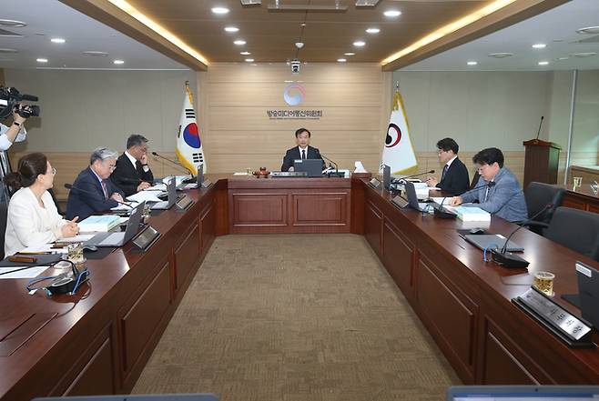 김종철 방송미디어통신위원장(가운데)이 20일 정부과천청사에서 ‘2026년 제3차 전체회의’를 진행하고 있다. <사진=방송미디어통신위원회>