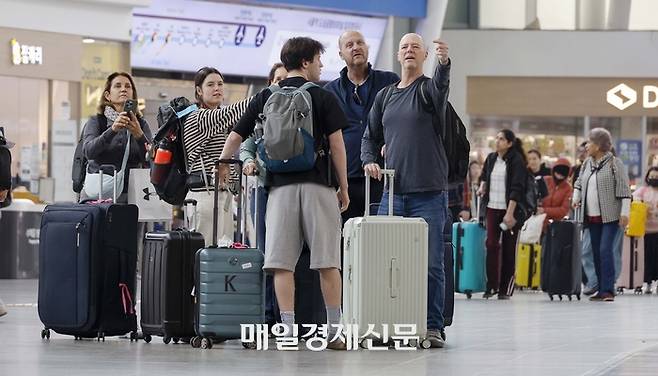 외국인 관광객들이 20일 서울역에서 KTX 부산행 열차를 타기위해 이동하고 있다. 2026.4.20 [김호영기자]
