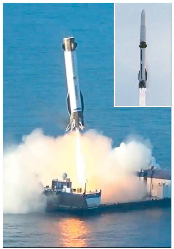 회수되는 뉴글렌 로켓 1단 추진체블루오리진의 뉴글렌 로켓에서 분리된 1단 추진체가 19일(현지시간) 해상 플랫폼에 착륙하고 있다. 작은 사진은 미국 플로리다주 케이프커내버럴 케네디 우주센터에서 이날 뉴글렌 로켓이 발사되는 모습.  베이조스 X 캡처·로이터연합뉴스