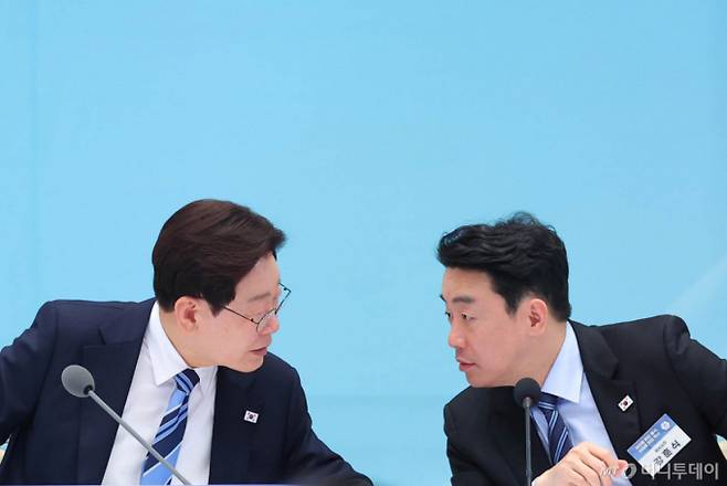 (서울=뉴스1) 이재명 기자 = 이재명 대통령이 17일 청와대에서 열린 공공기관 및 유관기관 업무보고에서 강훈식 비서실장의 발언을 듣고 있다. 2026.4.17/뉴스1  Copyright (C) 뉴스1. All rights reserved. 무단 전재 및 재배포,  AI학습 이용 금지. /사진=(서울=뉴스1) 이재명 기자