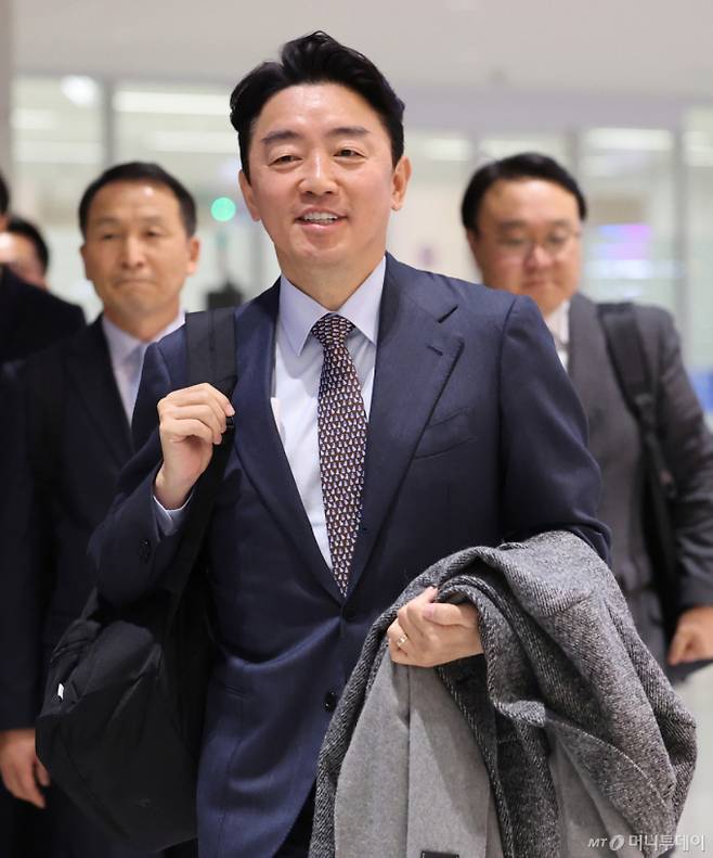 (인천공항=뉴스1) 오대일 기자 = 전략경제협력 대통령 특사 자격으로 캐나다·노르웨이를 방문하고 돌아온 강훈식 대통령비서실장이 31일 오후 인천국제공항을 통해 귀국하고 있다.  강 실장은 노르웨이 정부와 1조 3천억 규모의  한국산 다연장 로켓 '천무' 수출 계약이 최종 체결됐다고 밝혔다. 2026.1.31/뉴스1  Copyright (C) 뉴스1. All rights reserved. 무단 전재 및 재배포,  AI학습 이용 금지. /사진=(인천공항=뉴스1) 오대일 기자