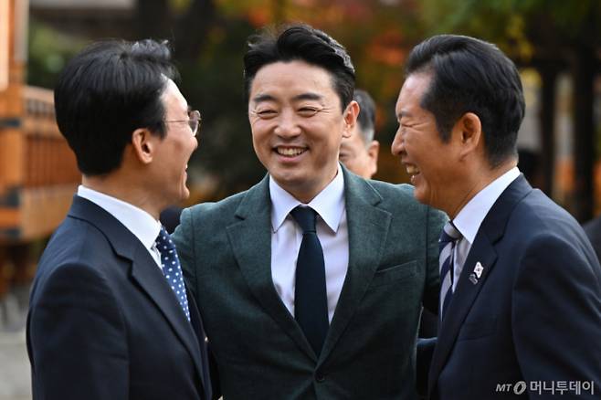 (서울=뉴스1) 이광호 기자 = 김민석 국무총리(왼쪽)와 정청래 더불어민주당 대표(오른쪽), 강훈식 대통령실 비서실장이 9일 서울 종로구 삼청동 총리공관에서 열린 고위당정협의회에서 대화 나누고 있다. (공동취재) 2025.11.9/뉴스1  Copyright (C) 뉴스1. All rights reserved. 무단 전재 및 재배포,  AI학습 이용 금지. /사진=(서울=뉴스1) 이광호 기자