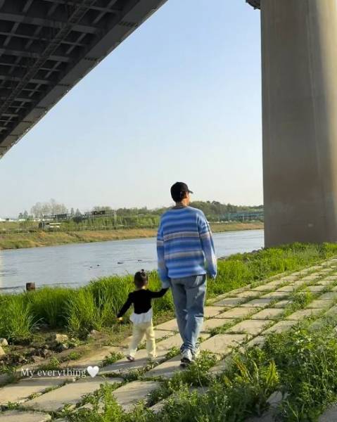 배우 이다인이 남편인 가수 겸 배우 이승기, 딸과 함께한 일상을 공개했다. /사진=이다인 SNS