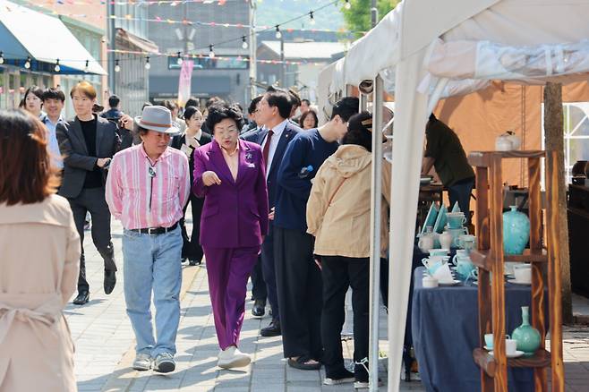 김경희 이천시장이 지난해 4월 25일 도자기축제 행사장을 돌아보고 있다. /사진제공=이천시