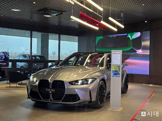 BMW의 딜러십 제도로 소배자들의 혼란이 되려 가중되고 있다는 지적이 제기된다. 사진은 BMW 드라이빙 센터에 전시된 THE M3. /사진=최유빈 기자