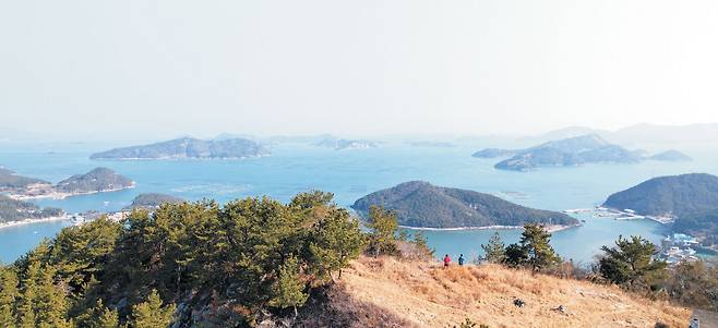 금일도에서 가장 높은 산인 망산(234.5m) 정상에서 바라본 모습. 높지 않은 산이지만 금일도 전체의 모습은 물론이고 바다에 점점이 떠 있는 일대의 섬을 내려다볼 수 있다.