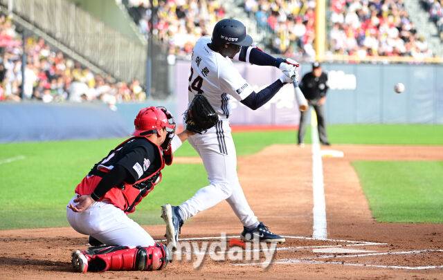 두산 카메론이 타격하고 있다 / 잠실 = 유진형 기자 zolong@mydaily.co.kr