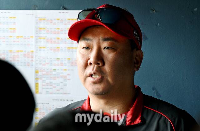 19일 오후 서울 잠실야구장에서 진행된 '2026 프로야구 KBO리그' 두산베어스와 KIA타이거즈의 경기.KIA 이범호 감독이 경기전 인터뷰를 갖고 있다./잠실=송일섭 기자