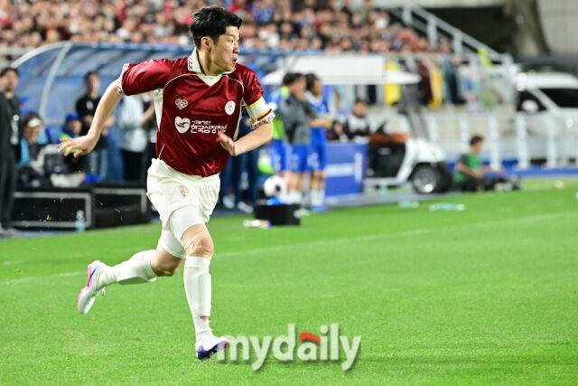 박지성이 19일 오후 경기도 수원월드컵경기장에서 진행된 OGFC- 수원삼성 블루윙즈 레전드 매치 ‘OGFC: THE LEGENDS ARE BACK’ 경기에서 돌파를 하고 있다.OGFC는 박지성, 리오 퍼디난드, 라이언 긱스, 파트리스 에브라 등 프리미어리그 황금기를 대표하는 레전드들이 축구 콘텐츠·이벤트 제작사 슛포러브와 함께 결성한 신생 독립팀이다./수원월드컵경기장=곽경훈 기자