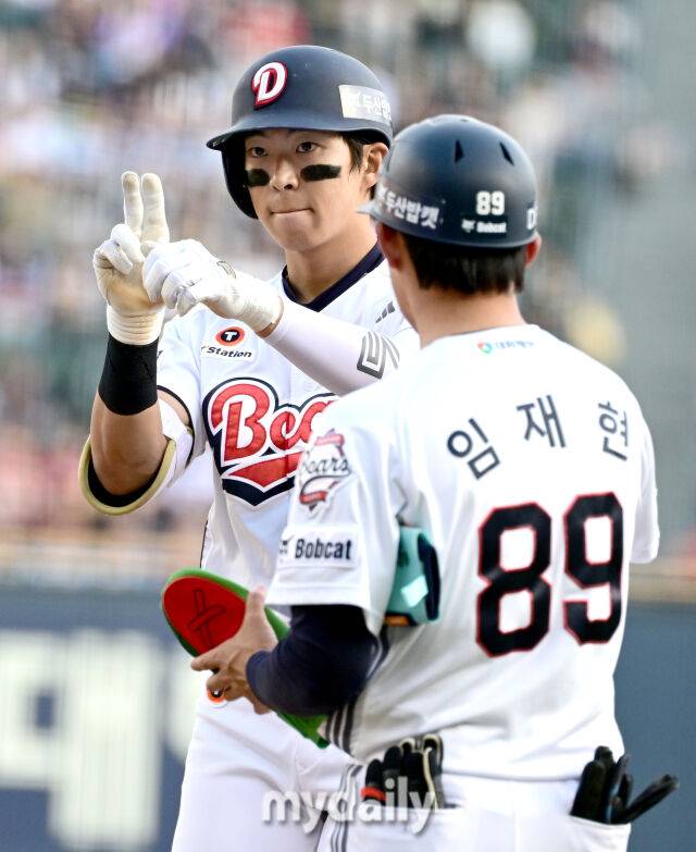 2026년 4월 18일 오후 서울 잠실구장에서 열린 '2026 신한 SOL KBO리그' KIA 타이거즈와 두산 베어스의 경기두산 김민석이 3회말 2사 3루서 1타점 적시타를 친 뒤 기뻐하고 있다./마이데일리