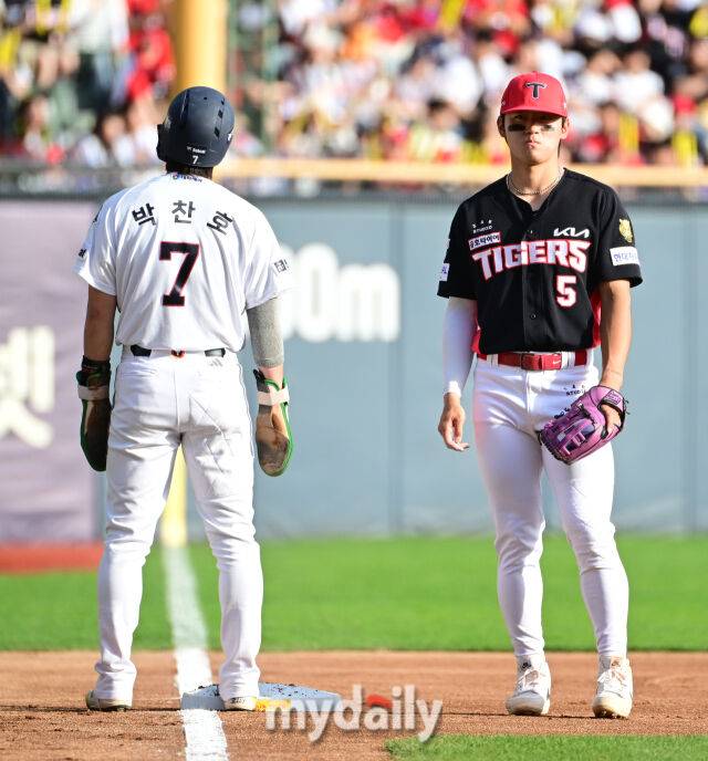 두산 박찬호가 KIA 김도영에게 장난치고 있다 / 잠실 = 유진형 기자 zolong@mydaily.co.kr