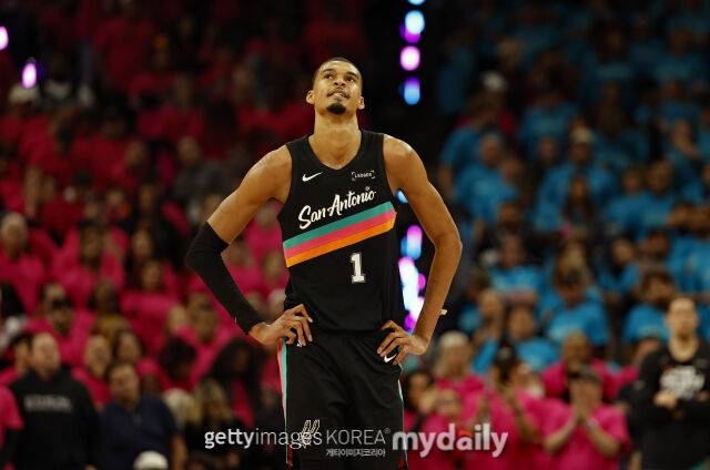 웸반야마가 20일 펼쳐진 포틀랜드와 경기에서 코트를 바라보고 있다. /게티이미지코리아