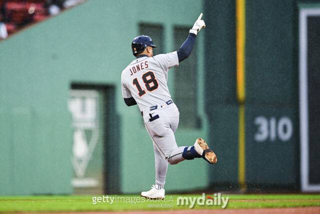 저마이 존스가 20일 보스턴 레드삭스와 경기서 5회 2사 1, 2루 상황에서 홈런을 치고 그라운드를 돌고 있다./게티이미지코리아