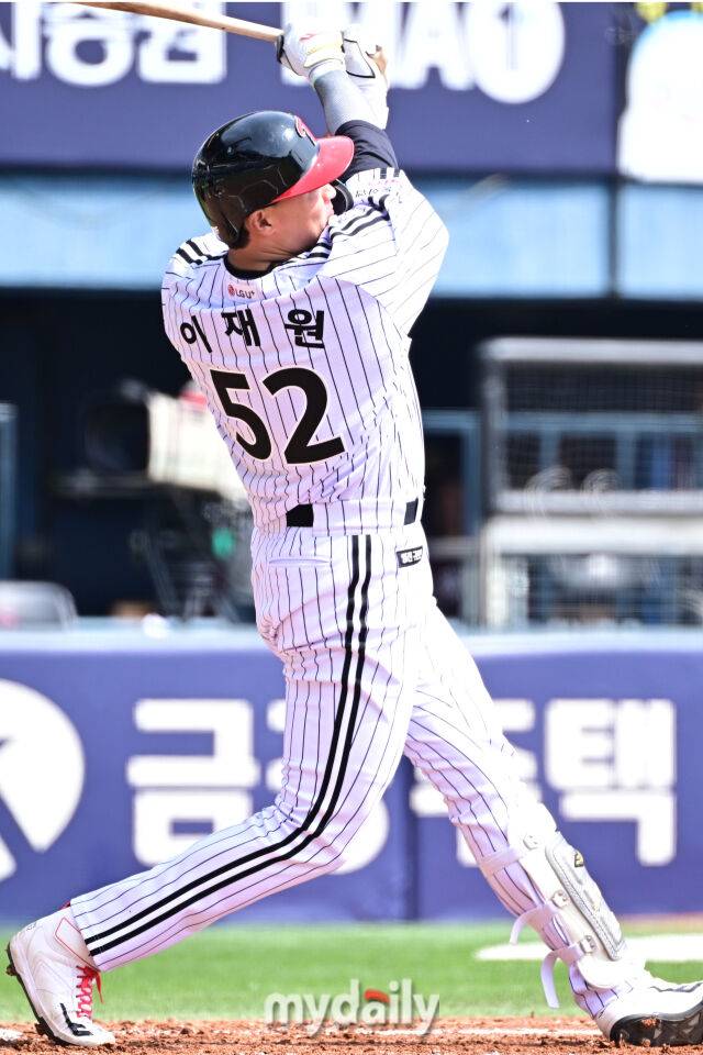 이재원이 타격한 뒤 타구를 바라보고 있다./마이데일리
