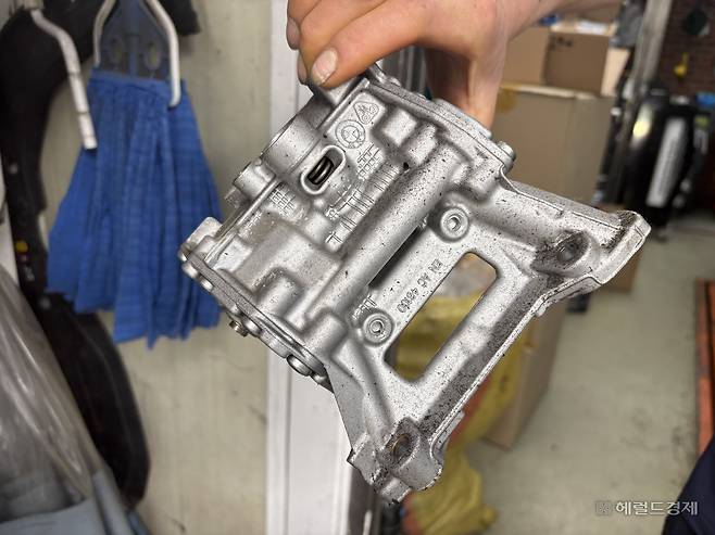 한 수리 업체에서 작업 중인 BMW B58 엔진 오일펌프. 내부 부품이 플라스틱으로 제작돼 교체 의뢰가 잇따르고 있다. [정주원 기자]