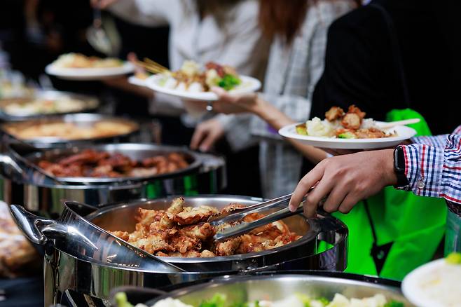 주요 뷔페들이 고환율·고물가를 이유로 올해부터 가격 일제히 인상하고 나섰다. [게티이미지뱅크]