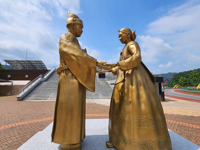 청령포 입구 단종-정순왕후 부부 동상