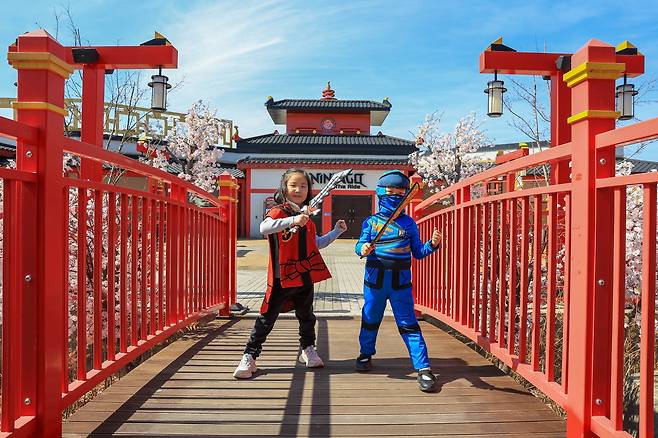 닌자고 클러스터에서 포즈를 취하고 있는 어린이들