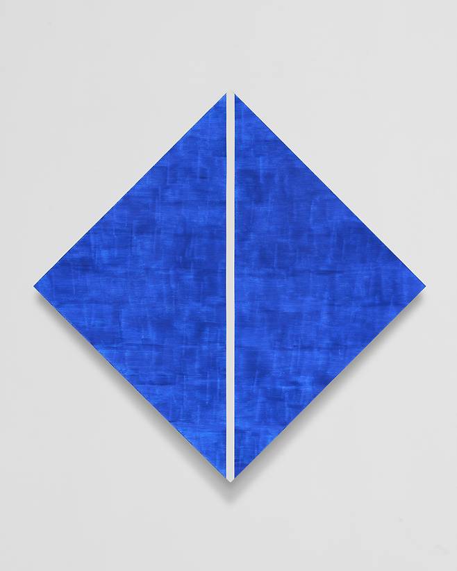 메리 코스, Untitled (Blue Diamond with White Inner band) 캔버스에 혼합재료, 179.7×179.7×9.2 cm, 2026