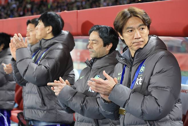 지난달 31일(현지시간) 오스트리아 빈 에른스트 하펠 스타디움에서 열린 한국 축구 국가대표팀과 오스트리아의 평가전에서 홍명보 감독이 벤치에서 경기 시작을 기다리고 있다. [연합]