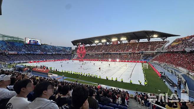 [수원=뉴시스] 윤정민 기자 = 19일 오후 수원월드컵경기장에 'OGFC(더 오리지널 FC) 대 수원 삼성 레전드' 경기를 보기 위한 축구팬들이 모여 있다. 2026.04.19. alpaca@newsis.com