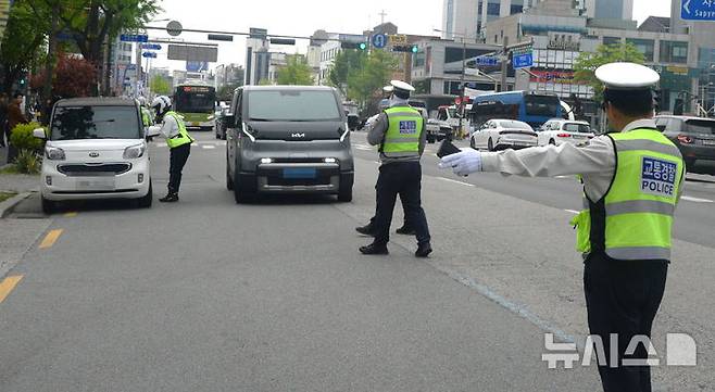 [전주=뉴시스] 김얼 기자 = 전북경찰청과 덕진경찰서 교통안전계 경찰관들이 20일 전북 전주시 덕진구 덕진광장 사거리에서 '우회전 일시정지 위반 집중단속'을 하고 있다. 2026.04.20. pmkeul@newsis.com