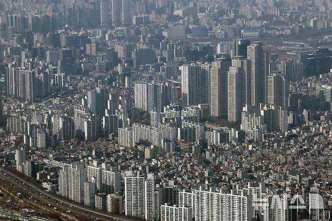 [서울=뉴시스] 조성우 기자 = 지난달 서울의 집합건물(아파트·다세대·연립·오피스텔) 증여 건수가 1000건을 넘어서며 3년 만에 최대를 기록했다.법원 등기정보광장에 따르면 지난해 12월 서울 집합건물 증여 등기 신청 건수는 1054건으로, 2022년 12월(2384건) 이후 가장 많았다. 사진은 이날 서울 송파구 롯데월드타워 전망대 서울스카이에서 바라본 서울 시내 아파트 등 집합건물의 모습. 2026.02.02. xconfind@newsis.com