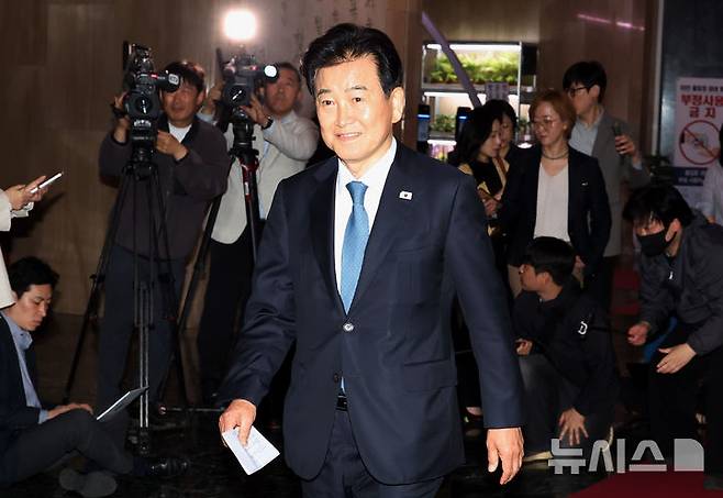 [서울=뉴시스] 추상철 기자 = 정동영 통일부 장관이 20일 오후 서울 종로구 정부서울청사에서 '북한 구성시 핵시설' 발언과 관련해 입장을 밝힌 후 이동하고 있다. 2026.04.20. scchoo@newsis.com