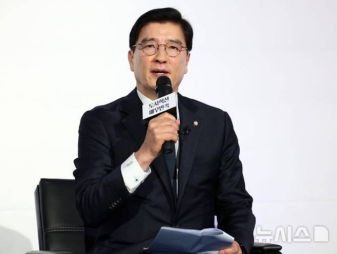 [서울=뉴시스] 이영환 기자 = 이해식 더불어민주당 의원이 8일 오후 서울 영등포구 올댓마인드에서 열린 정원오 성동구청장 북콘서트 '매우만족, 정원오입니다'에 참석해 발언을 하고 있다. 2026.02.08. 20hwan@newsis.com