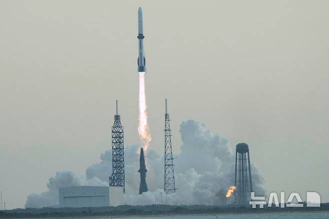 [케이프 커내버럴=AP/뉴시스] 블루 오리진의 '뉴&nbsp;글렌(New&nbsp;Glenn)’ 로켓이 19일(현지시각) 미국 플로리다주 케이프 커내버럴의 케이프 커내버럴 우주군 기지 LC36에서 발사되고 있다. 2026.04.19.