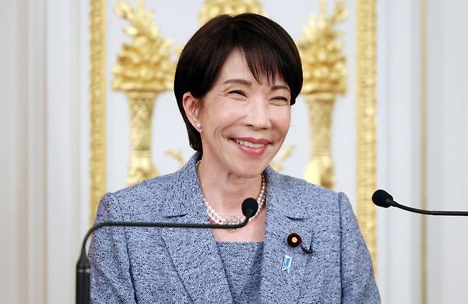 [도쿄=AP/뉴시스] 다카이치 사나에 일본 총리가 지난달 31일 일본 도쿄 아카사카 영빈관에서 프라보워 수비안토 인도네시아 대통령과 회담한 뒤 성명을 발표하고 있다. 2026.04.20. photo@newsis.com