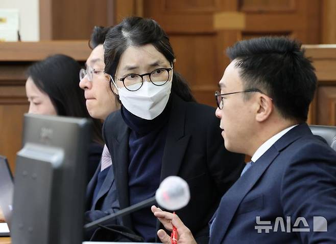 [서울=뉴시스] 사진공동취재단 = 도이치모터스 주가조작과 명태균 공천개입, 통일교 청탁·뇌물 수수 의혹 혐의 등으로 구속기소 된 김건희 여사가 지난해 12월 3일 서울 서초구 서울중앙지방법원에서 열린 자본시장법 위반 혐의 결심 공판에 출석해 변호인과 대화하고 있다. 2026.04.20. photo@newsis.com