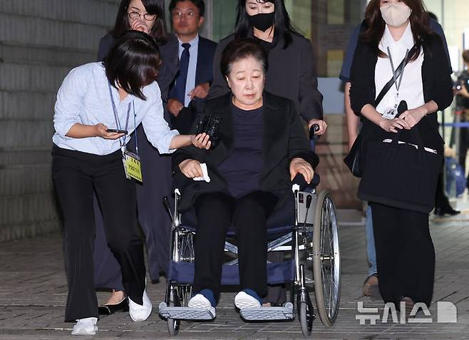 [서울=뉴시스] 청탁금지법과 정치자금법 위반 등 혐의를 받는 한학자 통일교 총재가 지난해 9월 22일 오후 서울 서초구 서울중앙지방법원에서 열린 영장실질심사(구속 전 피의자 심문)을 마친 뒤 법정을 나서고 있다. (공동취재) 2026.04.20. photo@newsis.com