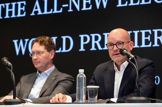 (사진 왼쪽부터) 올라 칼레니우스, 메르세데스-벤츠 그룹 AG 이사회 의장 겸 CEO, 요르그 부르저 메르세데스-벤츠 그룹AG 이사회 멤버 겸 최고기술책임자(CTO), 개발&구매 총괄. 벤츠코리아 제공