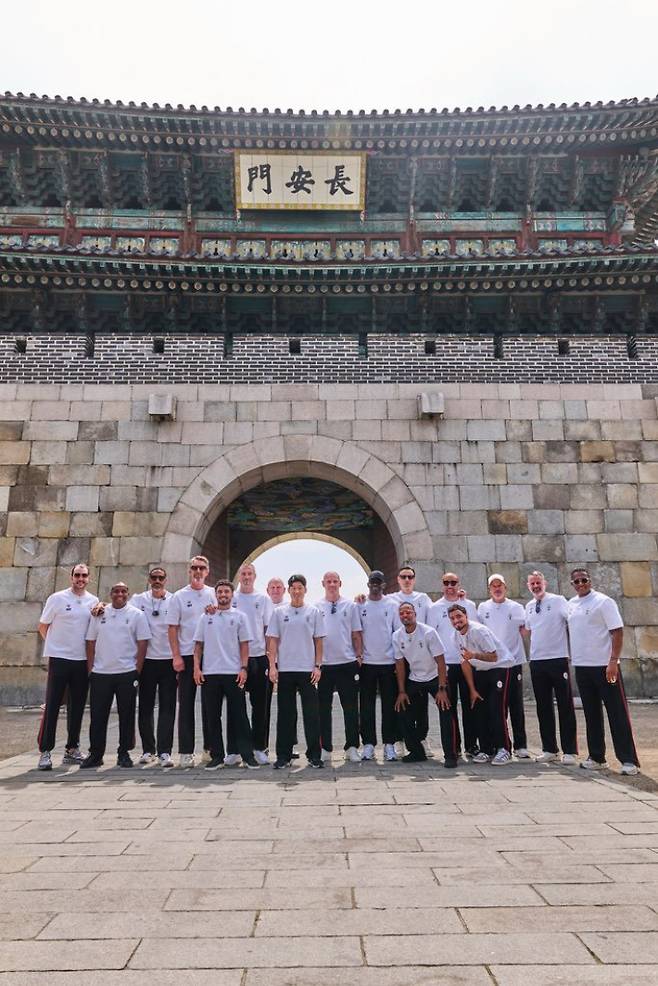 오지에프씨(OGFC) 선수들이 19일 장안문 앞에서 기념촬영을 하고 있다. 슛포러브 제공