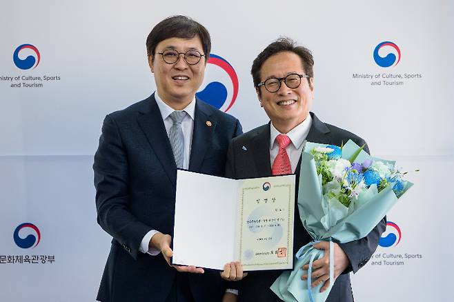 임명장 받는 황교익 신임 한국문화관광연구원 원장. 문화체육관광부 제공