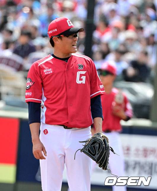 [OSEN=부산, 지형준 기자] 19일 부산 사직야구장에서 2026 신한 SOL KBO리그 롯데 자이언츠와 한화 이글스의 경기가 열렸다.롯데는 박세웅, 한화는 에르난데스가 선발로 나섰다.3회초 2사에서 롯데 박세웅이 한화 강백호에 안타를 허용하며 아쉬워하고 있다. 2026.04.19&nbsp;/ jpnews@osen.co.kr