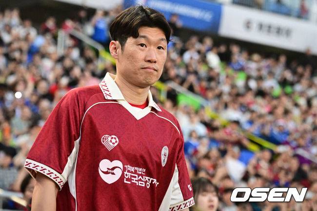 [OSEN=수원, 조은정 기자]OGFC와 수원삼성 블루윙즈 레전드 매치 ‘OGFC: THE LEGENDS ARE BACK’이 19일 수원월드컵경기장에서 열렸다.OGFC는 박지성, 리오 퍼디난드, 라이언 긱스, 파트리스 에브라 등 프리미어리그 황금기를 대표하는 레전드들이 축구 콘텐츠·이벤트 제작사 슛포러브와 함께 결성한 신생 독립팀이다.OGFC 박지성이 경기장에 들어서고 있다. 2026.04.19 /cej@osen.co.kr