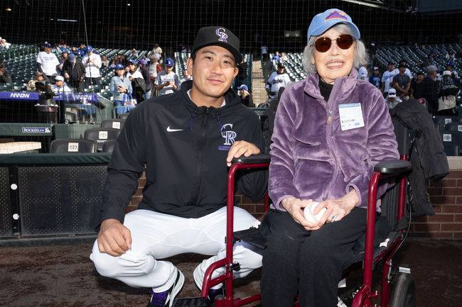 콜로라도 스가노 도모유키(왼쪽)가 원자폭탄 생존자인 100세 나카모토 모모요 켈리 씨와 만나 기념 사진을 찍었다. /콜로라도 로키스 SNS