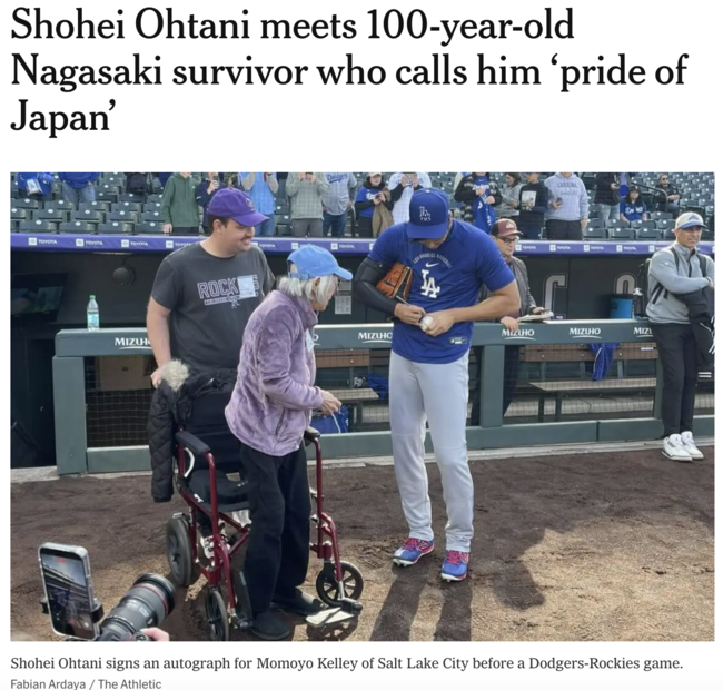 LA 다저스 오타니 쇼헤이가 원자폭탄 생존자인 100세 나카모토 모모요 켈리 씨에게 사인을 해주고 있다. /디애슬레틱 기사 캡처