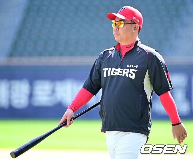 [OSEN=잠실, 최규한 기자] 18일 오후 서울 잠실야구장에서 ‘2026 신한 SOL KBO리그’ 두산 베어스와 KIA 타이거즈의 경기가 열린다.홈팀 두산은 최승용, 방문팀 KIA는 애덤 올러를 선발로 내세운다.경기를 앞두고 KIA이범호 감독이 선수들의 훈련을 주시하고 있다. 2026.04.18 / dreamer@osen.co.kr