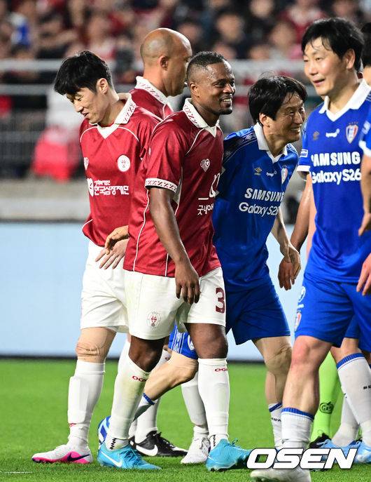 [OSEN=수원, 조은정 기자]'해버지' 박지성(45)이 다시 수원월드컵경기장 잔디를 밟았다. 하지만 승자는 홈팬들의 웅장한 응원에 힘입은&nbsp;수원 삼성 레전드 팀이었다.OGFC는 19일 오후 7시&nbsp;수원월드컵경기장에서&nbsp;수원 삼성 레전드 팀과 맞붙어 0-1로 패했다. 이번 경기는&nbsp;박지성을 비롯해 프리미어리그 황금기를 이끌었던 전설들이 '슛포러브'와 함께 창단한 신생 독립 팀 OGFC가 닻을 올리는 첫 무대였지만, 총 38027명의 관중이 입장한 가운데 아쉬운 패배로 막을 내렸다.OGFC 에브라가 박지성에게 태클을 건 수원삼성 이병근에게 장난을 치고 있다. 2026.04.19 /cej@osen.co.kr