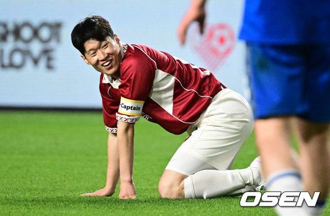 [OSEN=수원, 조은정 기자]OGFC와 수원삼성 블루윙즈 레전드 매치 ‘OGFC: THE LEGENDS ARE BACK’이 19일 수원월드컵경기장에서 열렸다.OGFC는 박지성, 리오 퍼디난드, 라이언 긱스, 파트리스 에브라 등 프리미어리그 황금기를 대표하는 레전드들이 축구 콘텐츠·이벤트 제작사 슛포러브와 함께 결성한 신생 독립팀이다.후반 OGFC 박지성이 슛동작 중 파울을 당한 뒤 관중들의 야유에 웃음을 짓고 있다. 2026.04.19 /cej@osen.co.kr