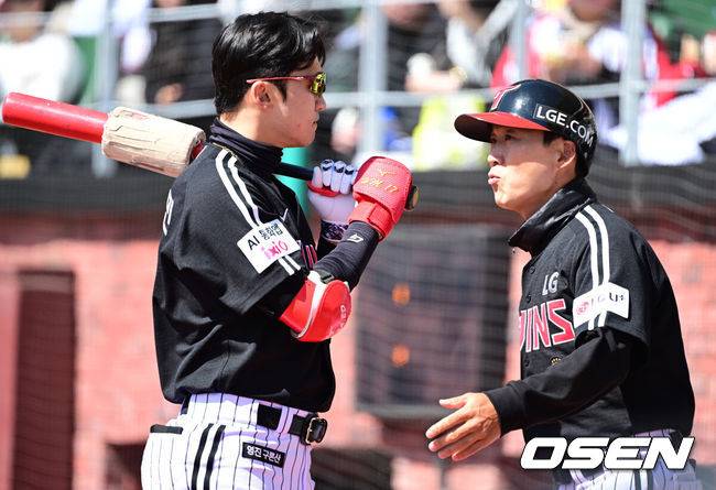 [OSEN=인천, 최규한 기자] 19일 인천 SSG랜더스필드에서 ‘2026 신한 SOL KBO리그’ 시범경기 SSG 랜더스와 LG 트윈스 경기가 열렸다.홈팀 SSG는 타케다 쇼타, 방문팀 LG는 송승기를 선발로 내세웠다. LG 박해민이 1회 첫 타석을 앞두고 정수성 코치와 대화를 나누고 있다. 2026.03.19 / dreamer@osen.co.kr