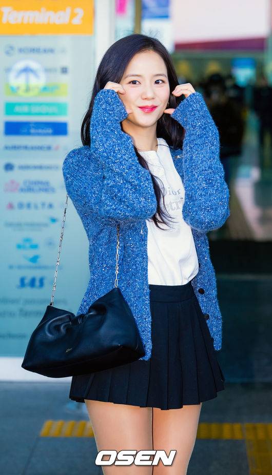 [OSEN=인천공항, 민경훈 기자] 블랙핑크(BLACKPINK) 지수가 27일 인천국제공항을 통해 출국했다.이날 블랙핑크 지수는 해외 패션쇼 일정 참석차 프랑스 파리로 출국했다.지수가 출국장으로 항하며 팬과 취재진을 향해 포즈를 취하고 있다. 2026.02.27 / rumi@osen.co.kr