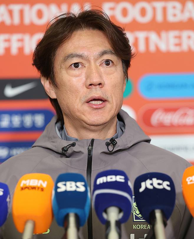 2026 국제축구연맹(FIFA) 북중미 월드컵 소집 전 마지막 평가전을 마치고 돌아온 대한민국 축구 국가대표팀 홍명보 감독이 지난 2일 인천국제공항 제2터미널을 통해 귀국해 취재진의 질문에 답하고 있다. 뉴스1