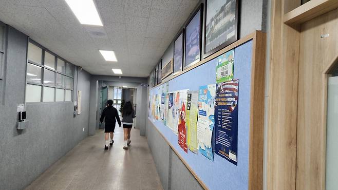 서울 마포구 백범로 서울디자인고 복도. 김청중 논설위원