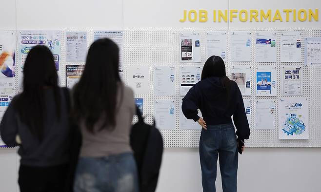 3월 취업자 수가 두 달 연속 20만명대 증가하며 고용률도 통계 작성 이래 3월 기준 최고치를 기록했다. 하지만 청년층의 경우 취업자가 41개월 연속 감소하고 고용률도 23개월째 하락하는 등 연령별 고용 격차가 뚜렷해지는 모습이다. 사진은 지난 15일 서울 시내 한 대학교 일자리플러스센터에서 학생이 채용정보 게시판을 확인하고 있다. 뉴시스